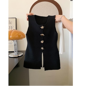 v-neck sleeveless vest top with gold seashell buttons<t2550>