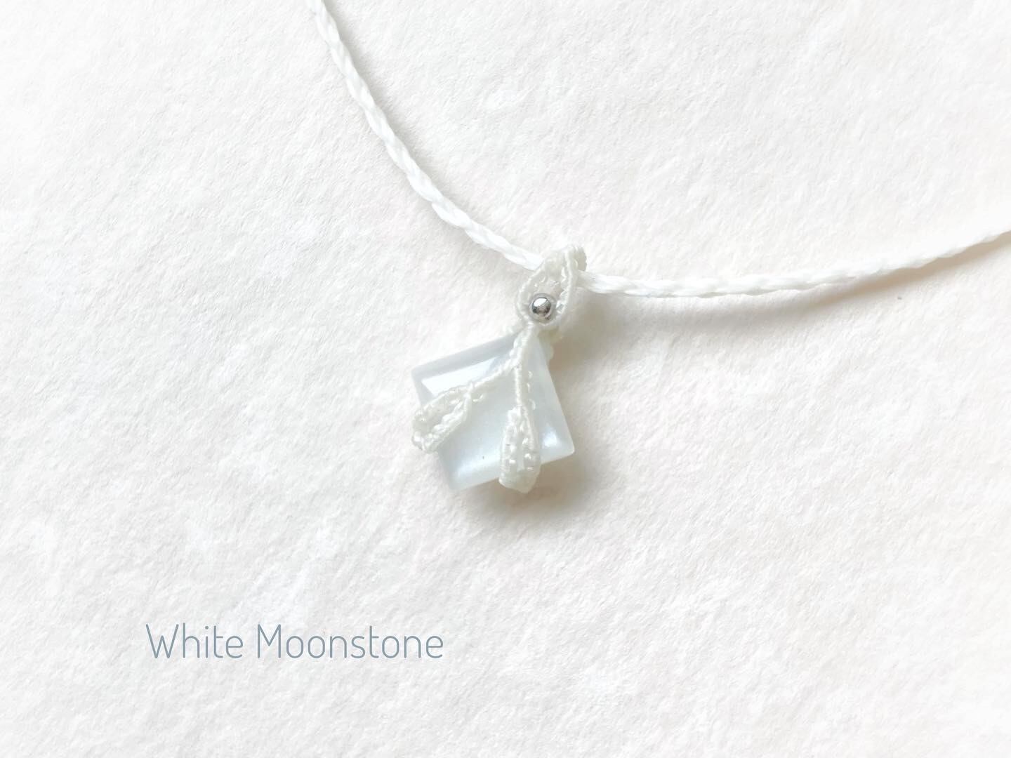 ホワイトムーンストーン macrame necklace