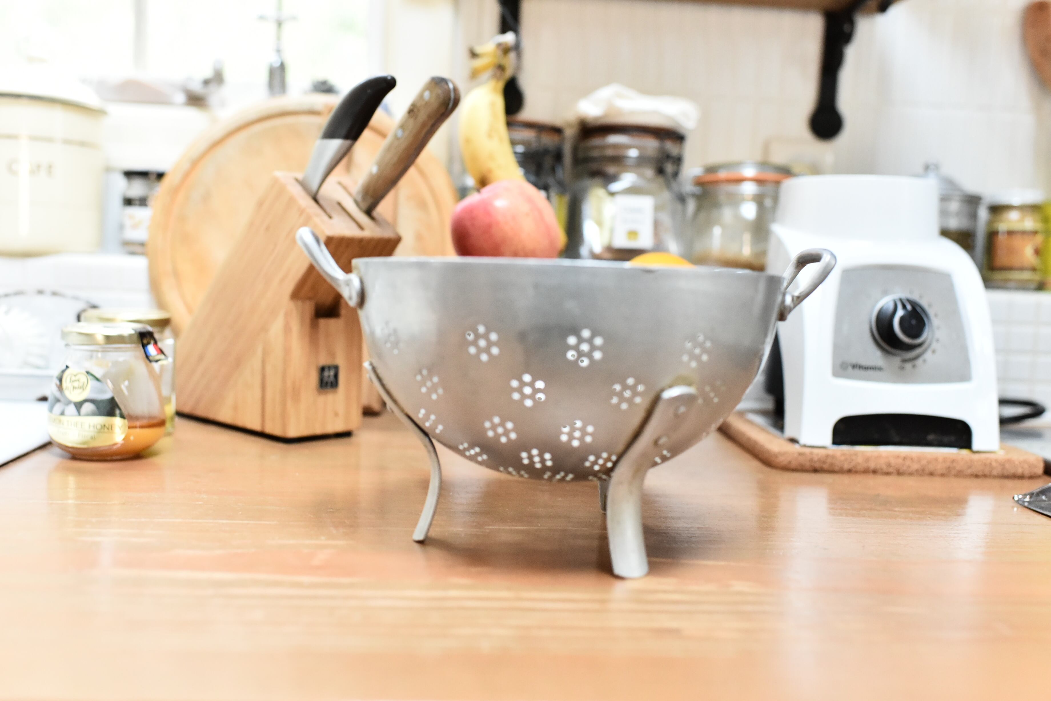 花形の水切り穴が可愛いアルミ製のコランダー フレンチアンティーク