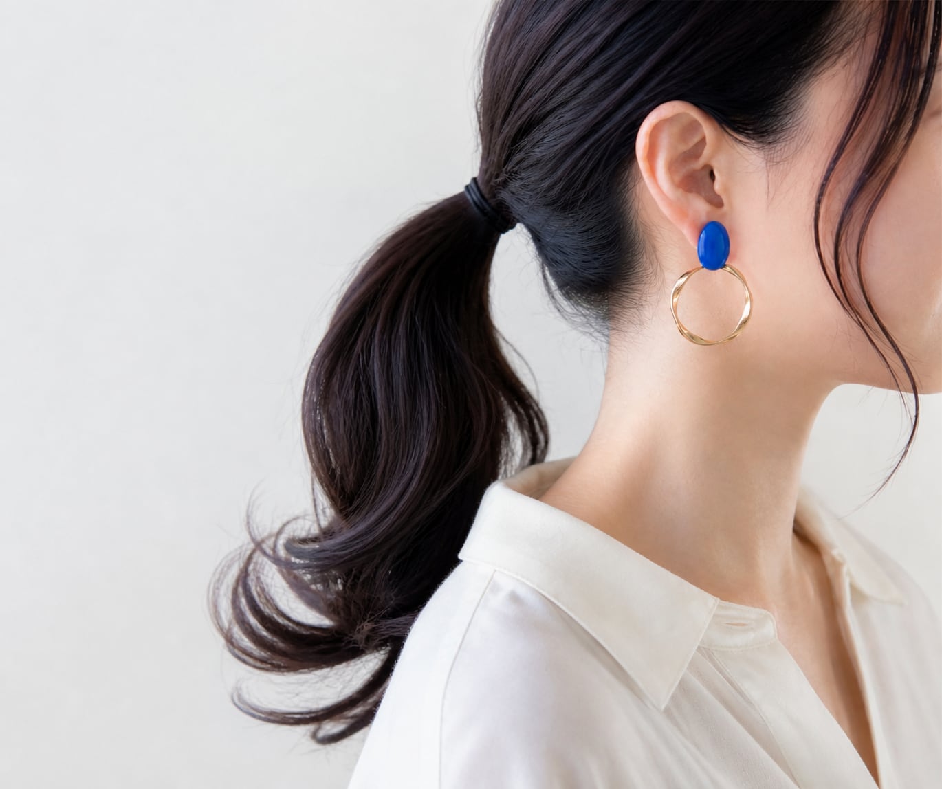 ブルーカルセドニーとツイストフープ 2wayピアス（イヤリングに変更可