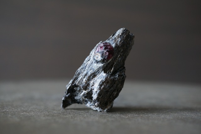 ロシア産アルマンディンガーネット/バイオタイト Almandine Garnet / Biotite 1830