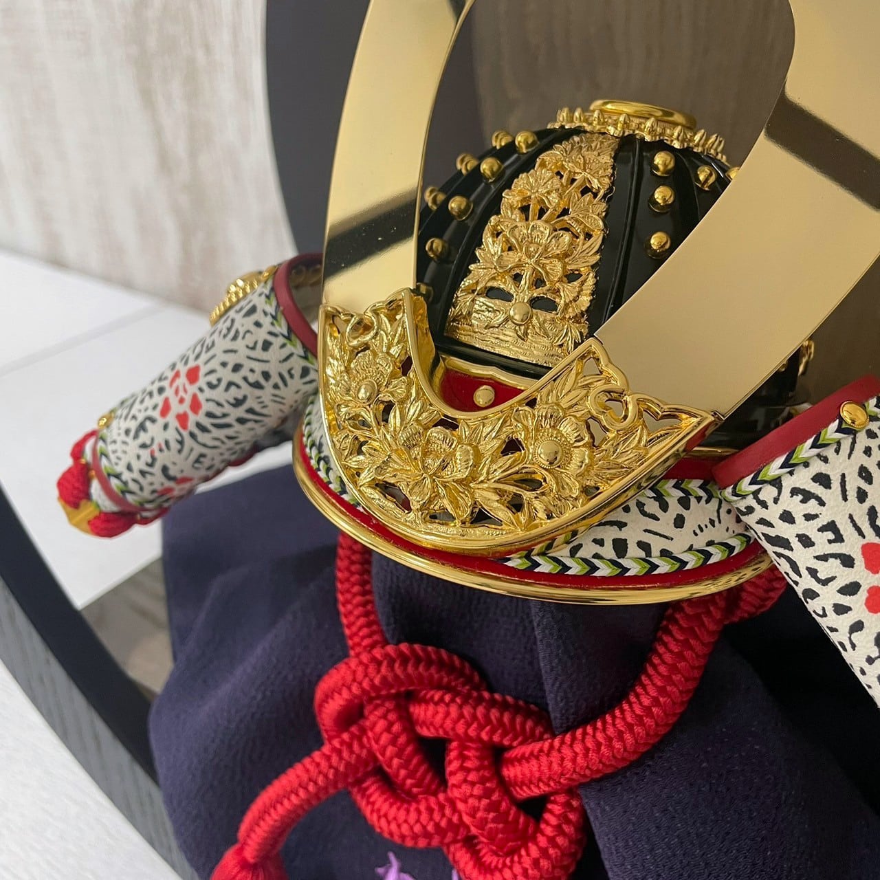 五月人形＜甲冑作家・力石甲人＞白絲威兜 | 【公式】人形のはなふさ