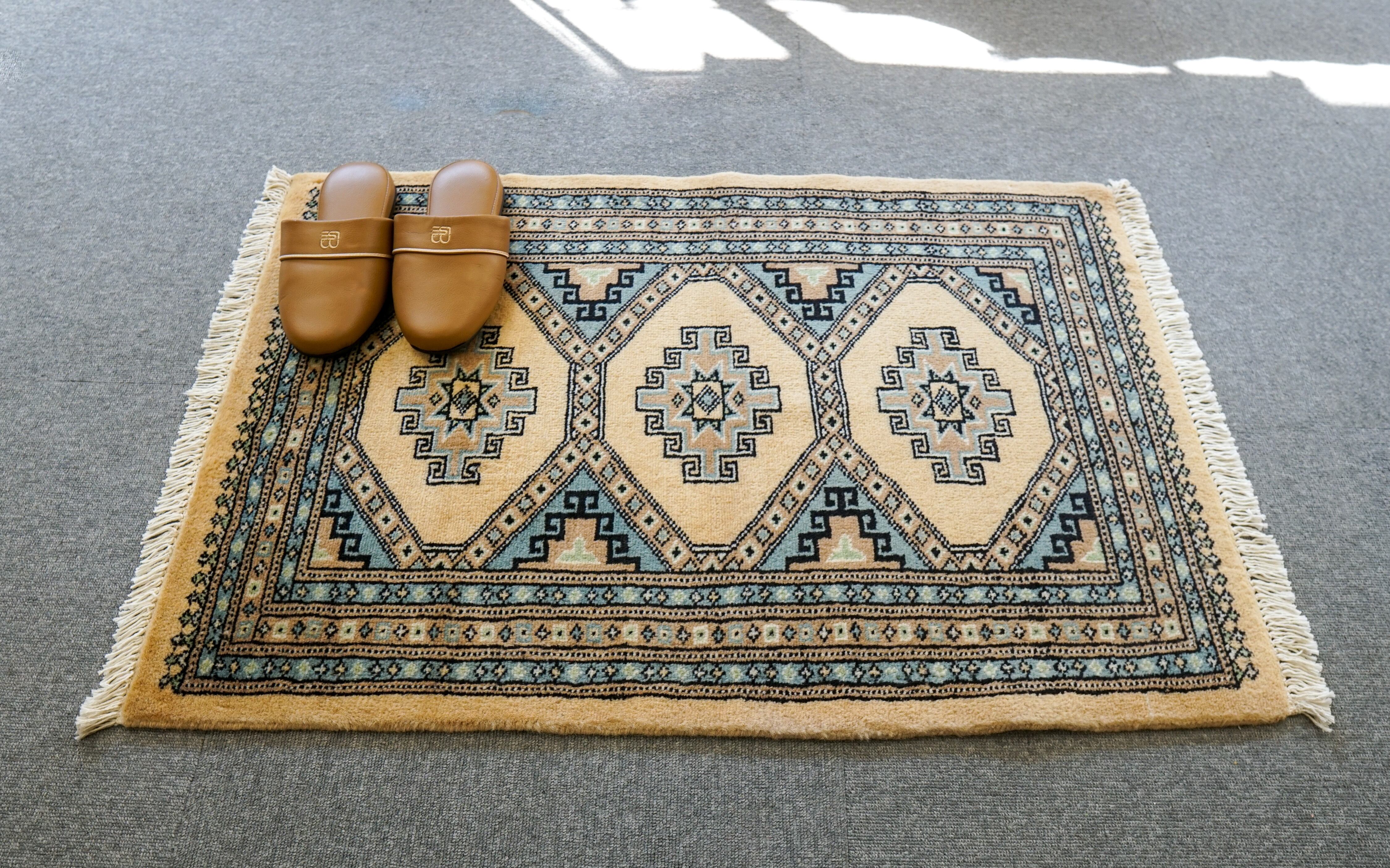 夏休み価格！！新品 手織りペキスタン絨毯 ひかり 150✗96