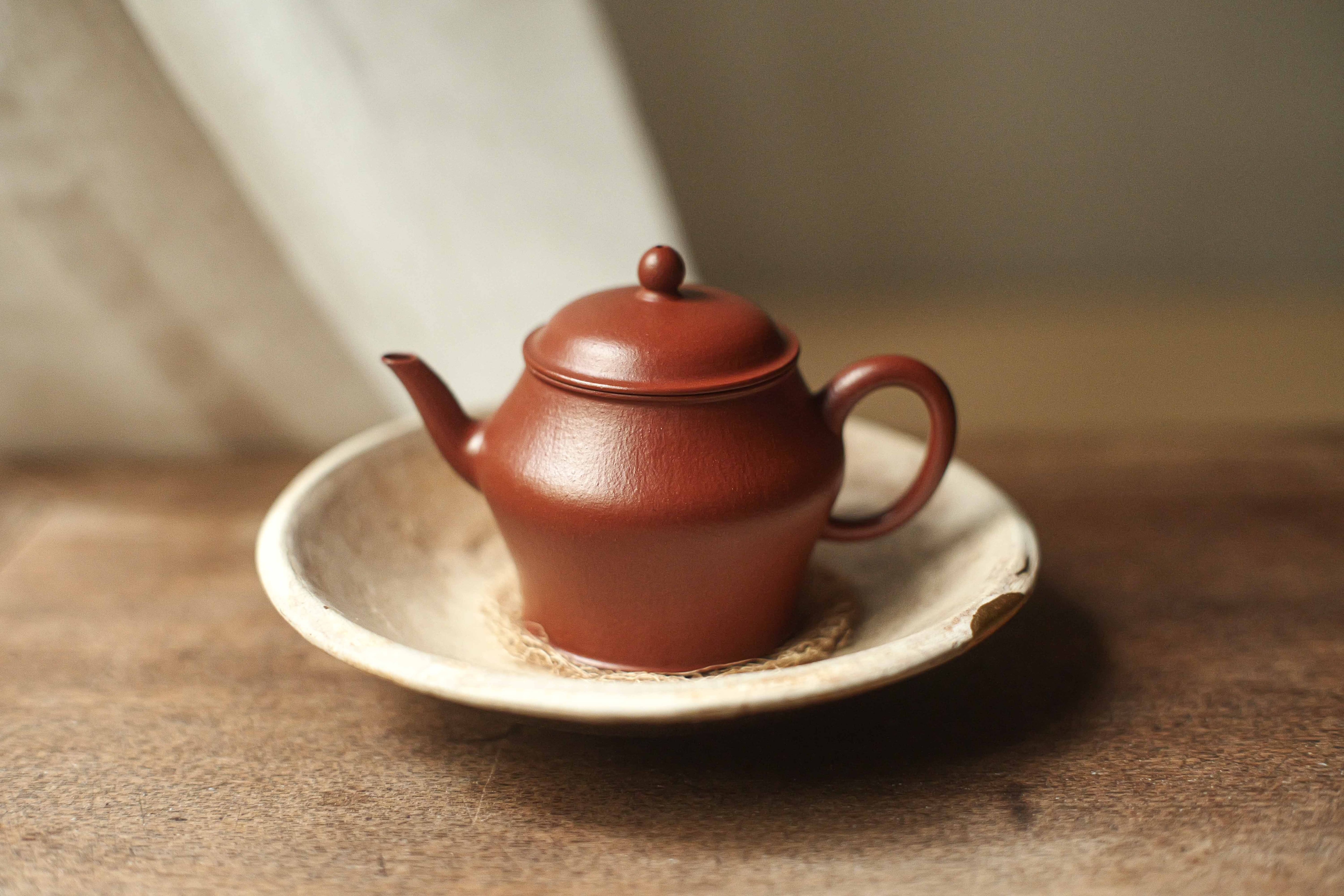 宜興紫砂壺「甕形」（満水約105cc・全手工）・老朱泥（奉燕綺