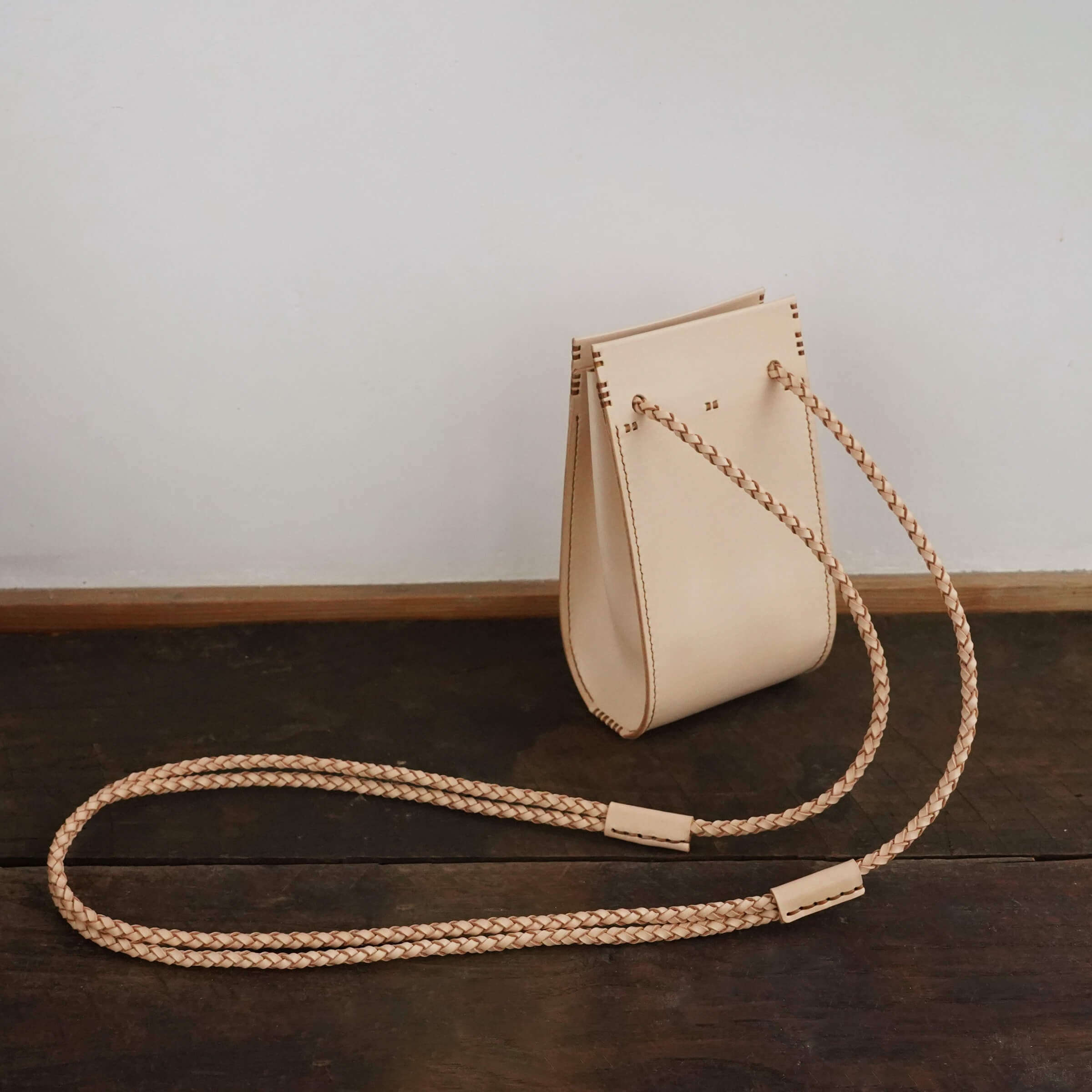 肩掛け袋 編み紐 牛ヌメ革 | lore + needles / ロー・アンド