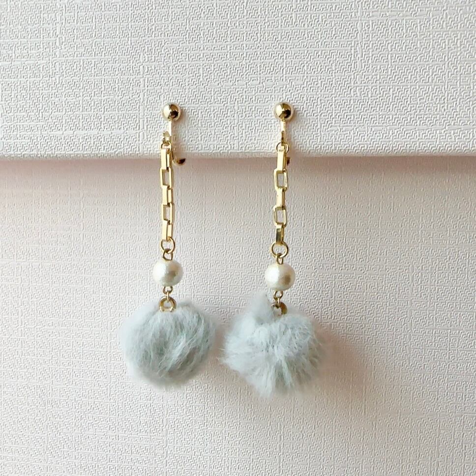 ⑧ゴールドチェーンxライトグレーファーイヤリング・ピアス