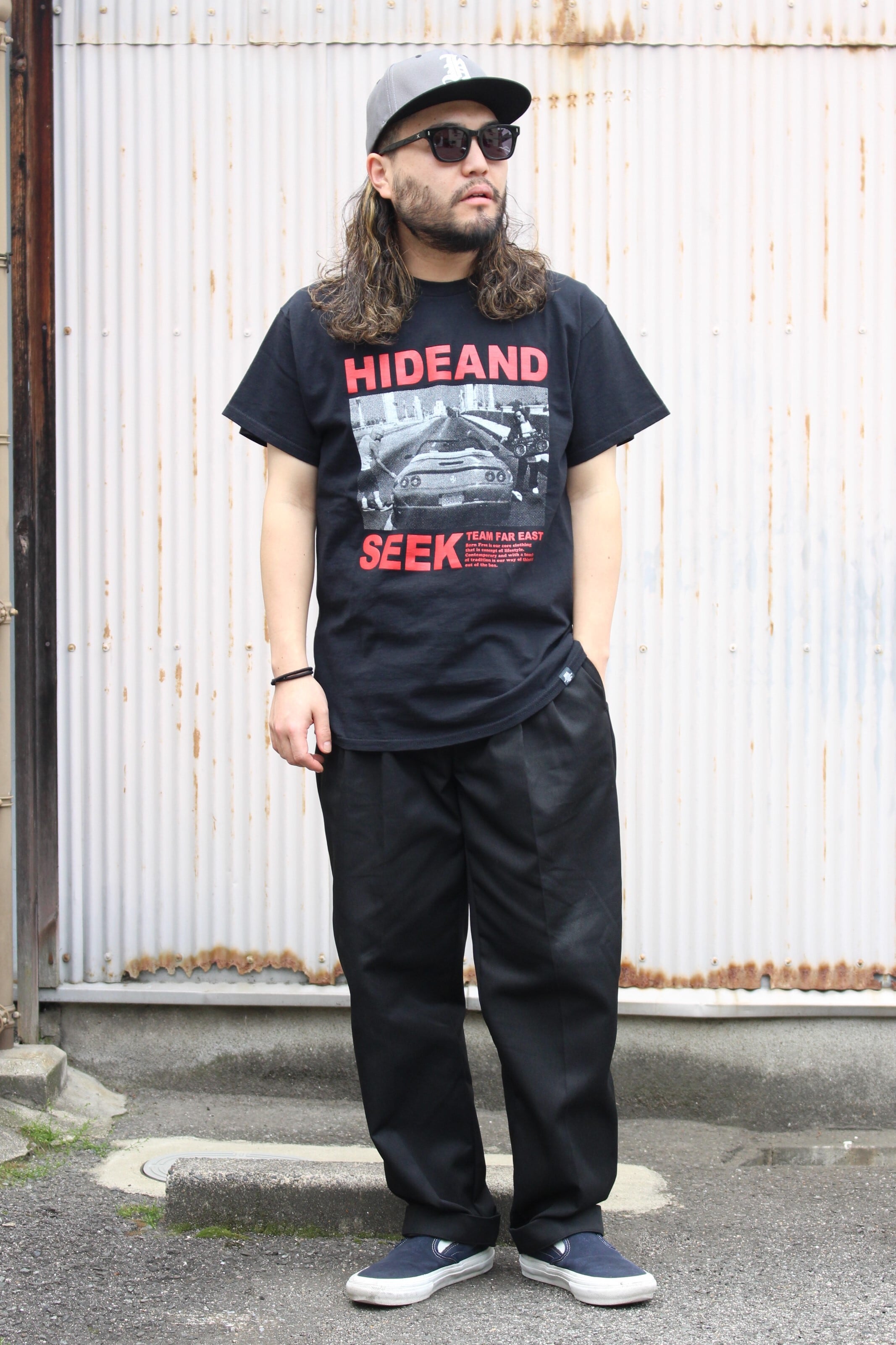 HIDE AND SEEK】90s S/S Tee -BLACK/RED（ハイドアンドシーク