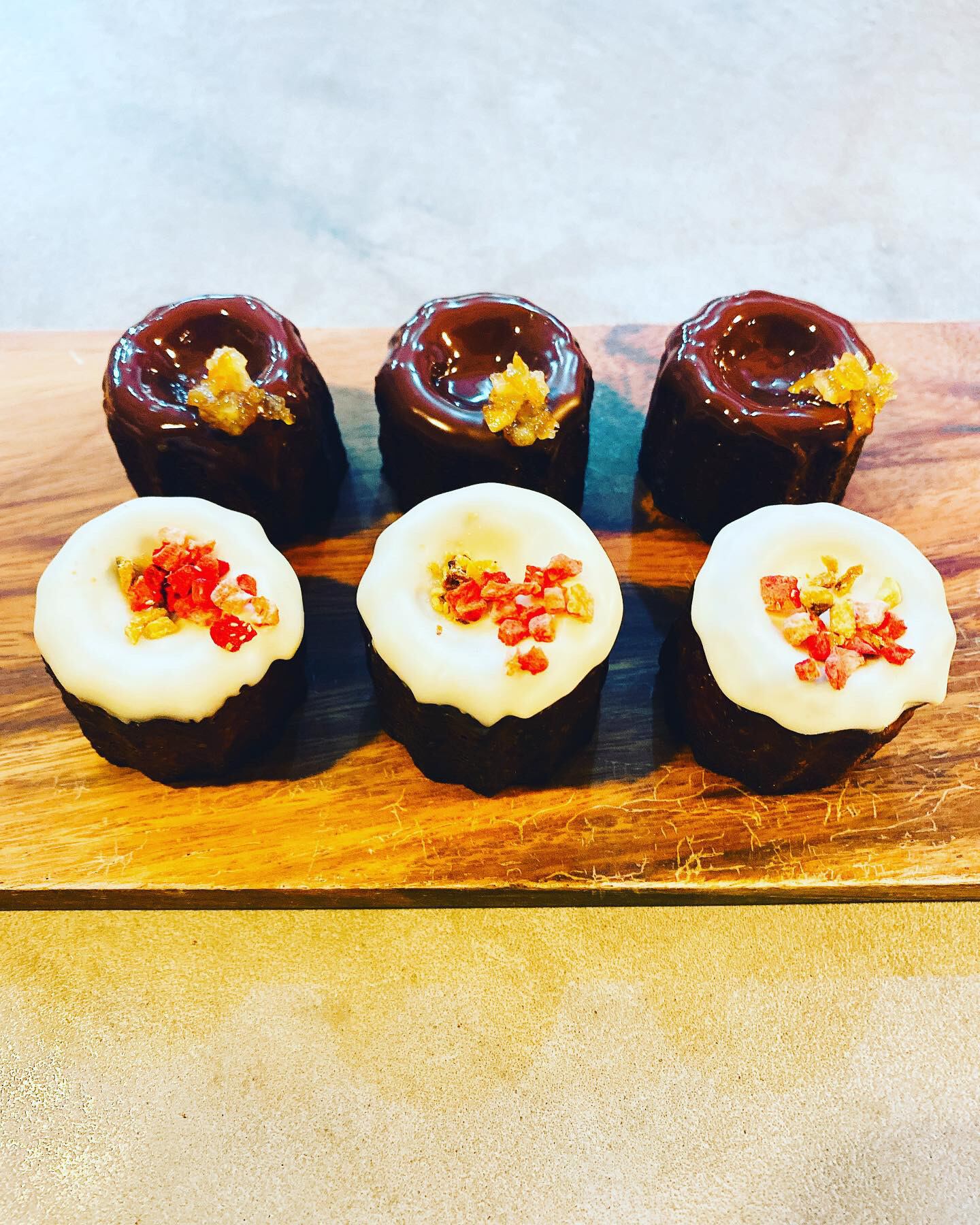 ショコラオランジェと苺のショコラブランのカヌレ オドルヨウニ