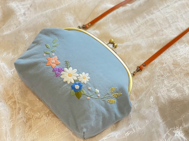 《即納》お花畑のショルダーバッグ 〈ブルー〉　～手刺繍のがま口バッグ～　| from closet