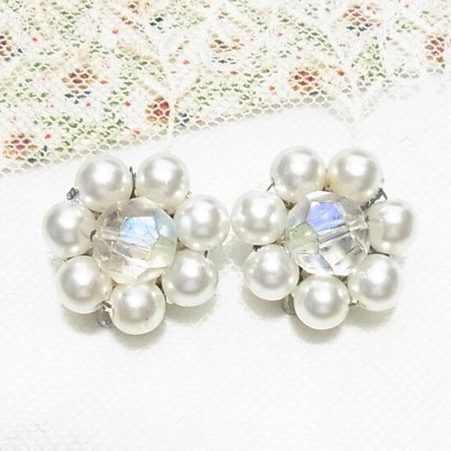 JAPAN 白いビーズクラスターイヤリング　アクセサリーセール　K1739E