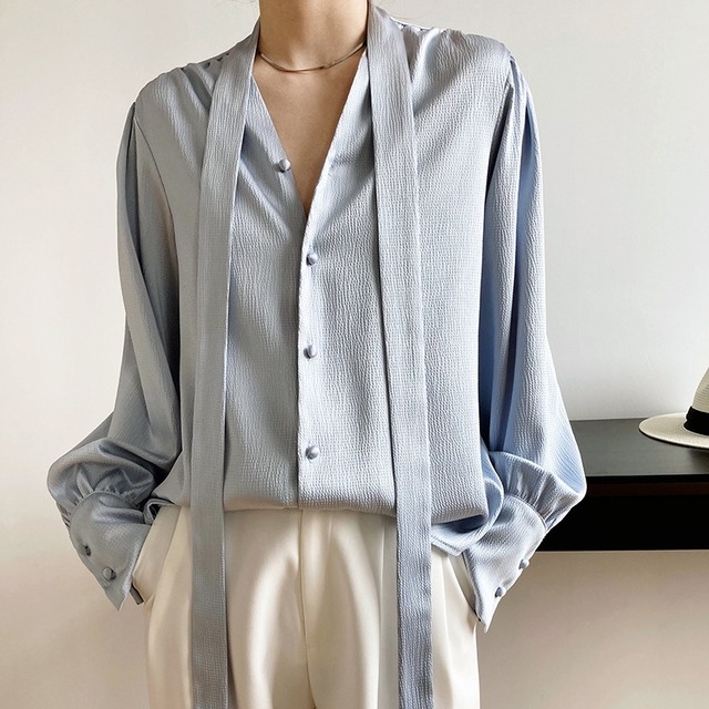 ブラウス レディース リボンタイ Vネック 長袖 ミディアム丈 ブラウス スリム 3色 トップス 袖あり ちりめん ホワイト ブラック ブルー かわいい きれいめ シンプル 大人 上品 おしゃれ お洒落 かっこいい 大人可愛い 大人女子 ラブリー キュート ガーリー クール セクシー エレガント 無地 春 夏 秋 冬 10代 20代 30代 40代 50代 レディース オフィス ビジネス OL 通勤 学生 通学 デート お出かけ 着回し 普段使い 重ね着 韓国系 オルチャン M L