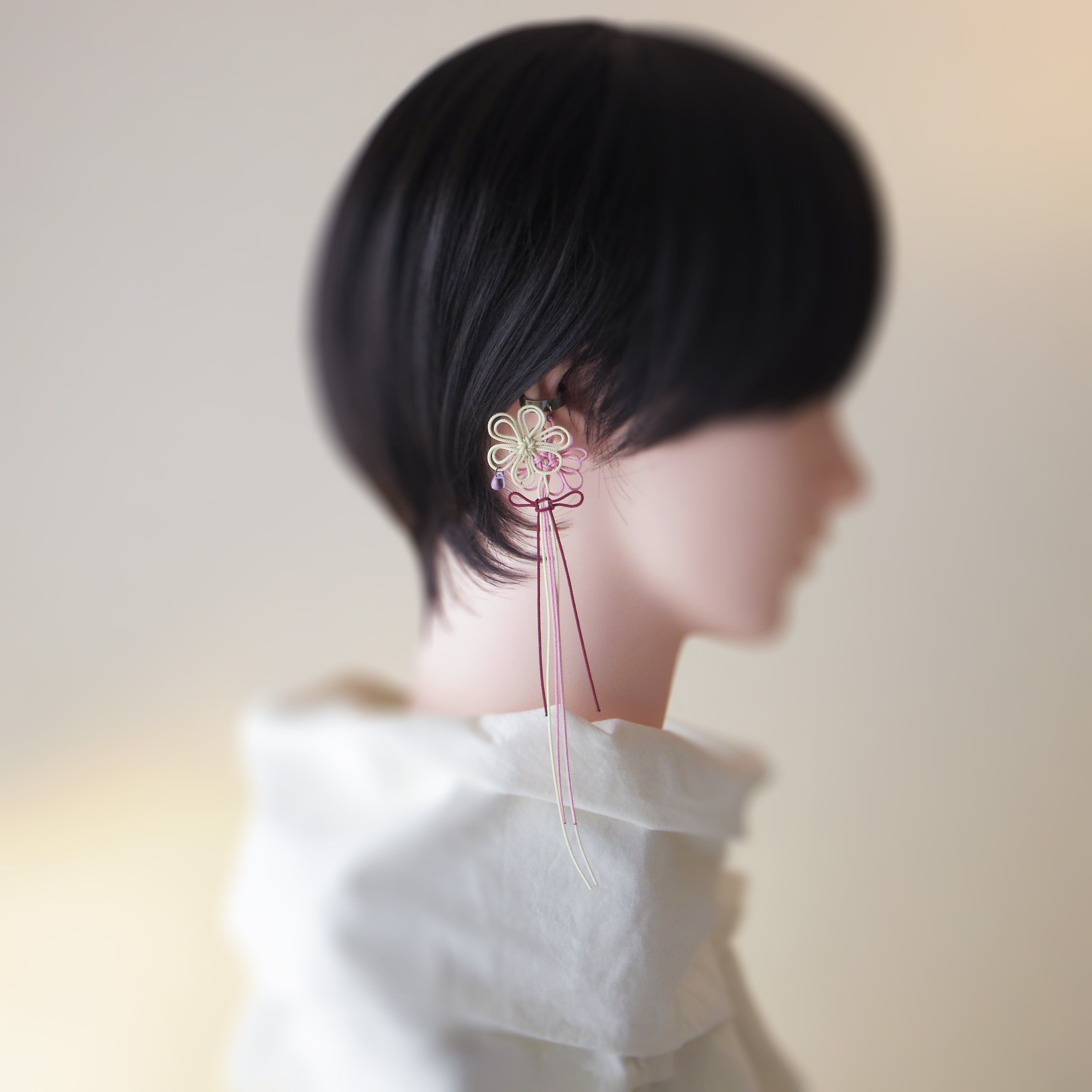 飾り結びかたっぽイヤーカフ「咲キ染ム陽ニ」(アイボリー×淡ピンク×臙脂)【軽量和風】浴衣・着物・日常使いに。