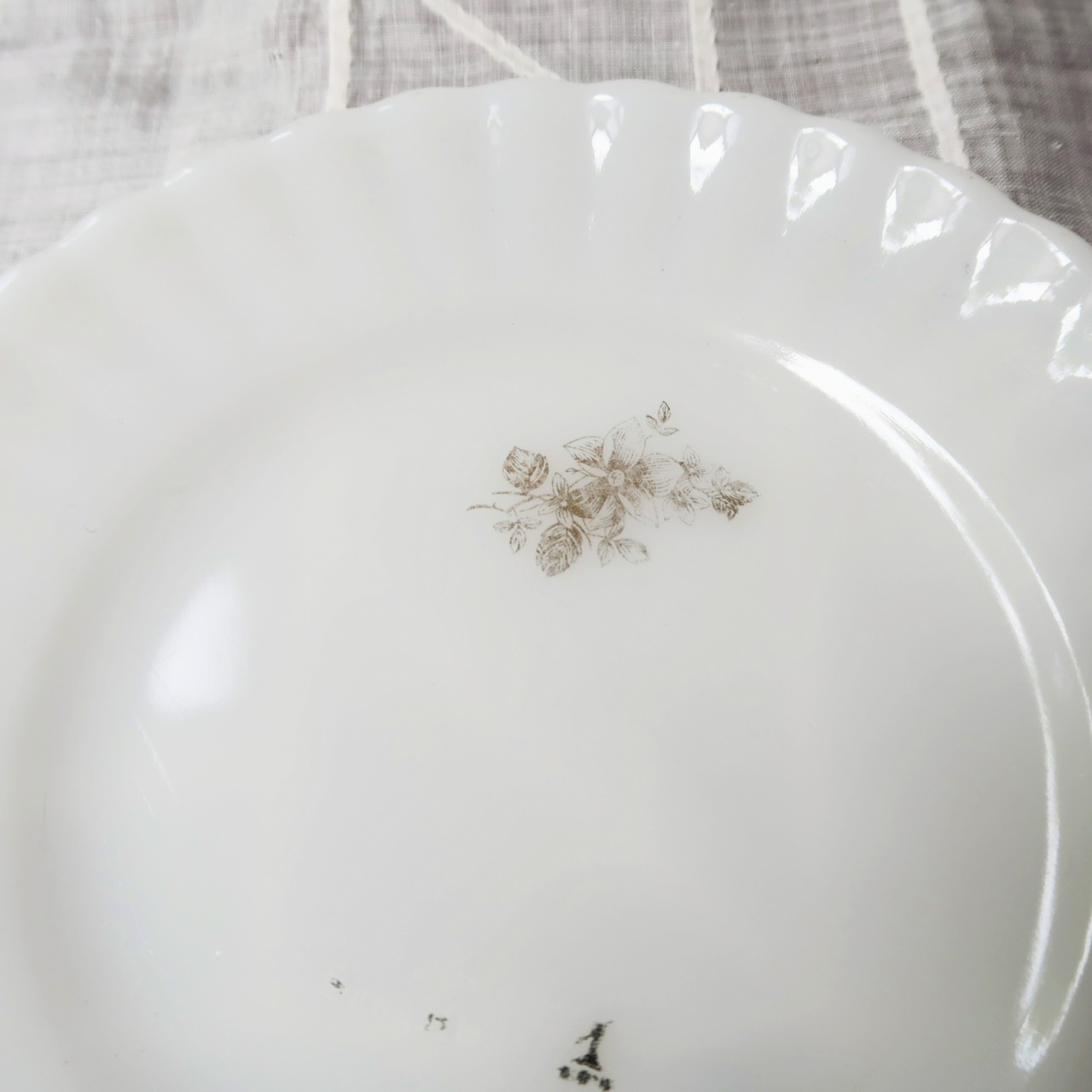 練乳のような白いプレート