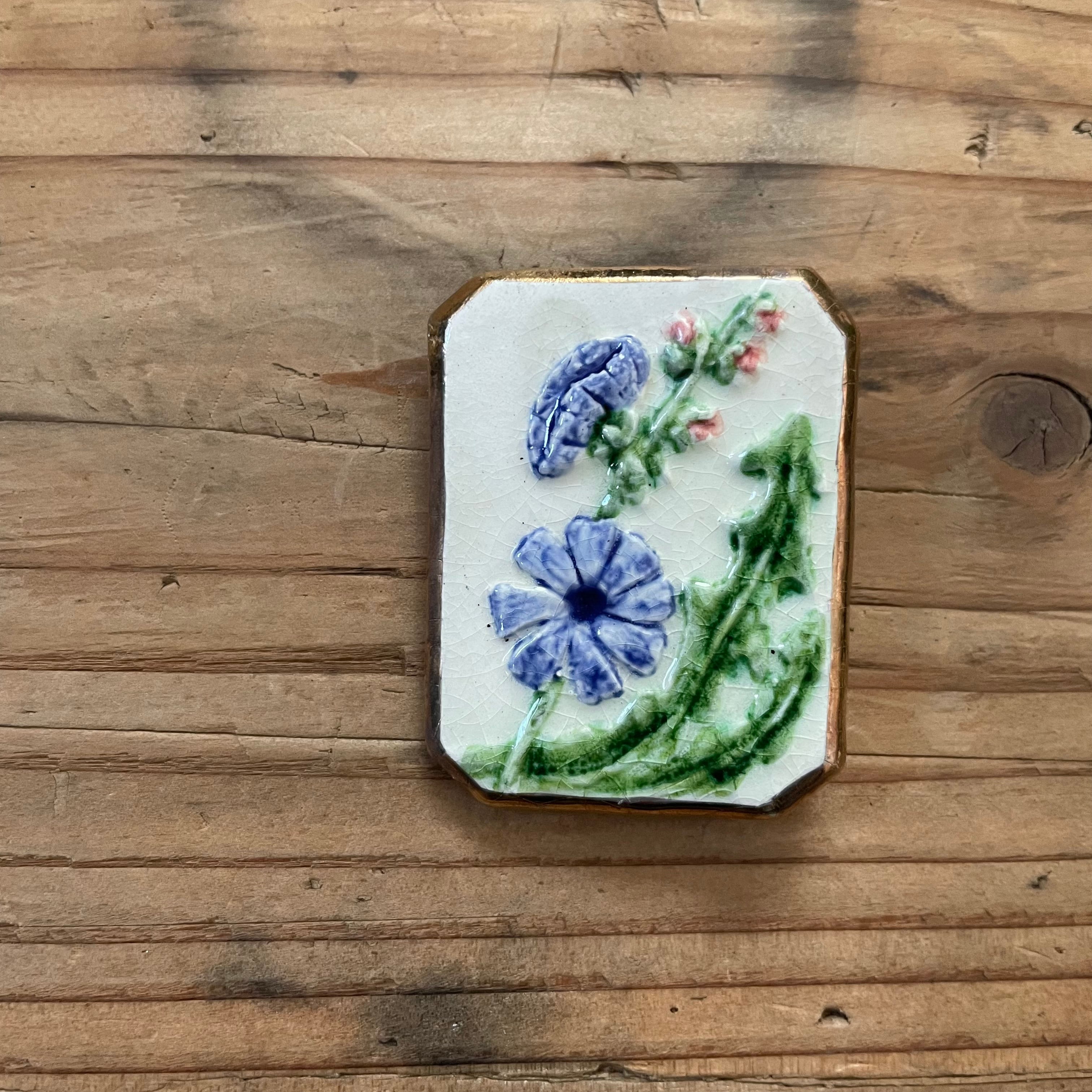 青い花のブローチ