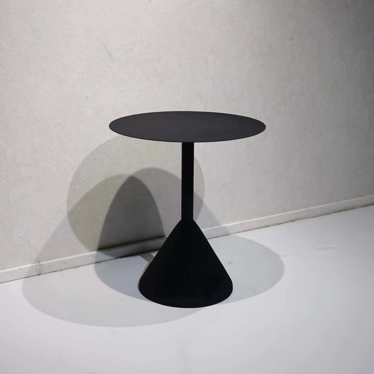 LaForma ラフォーマ Yinan イナン サイドテーブル コーヒーテーブル 円形 テーブル スチール製 ブラック モダン シック インダストリアル