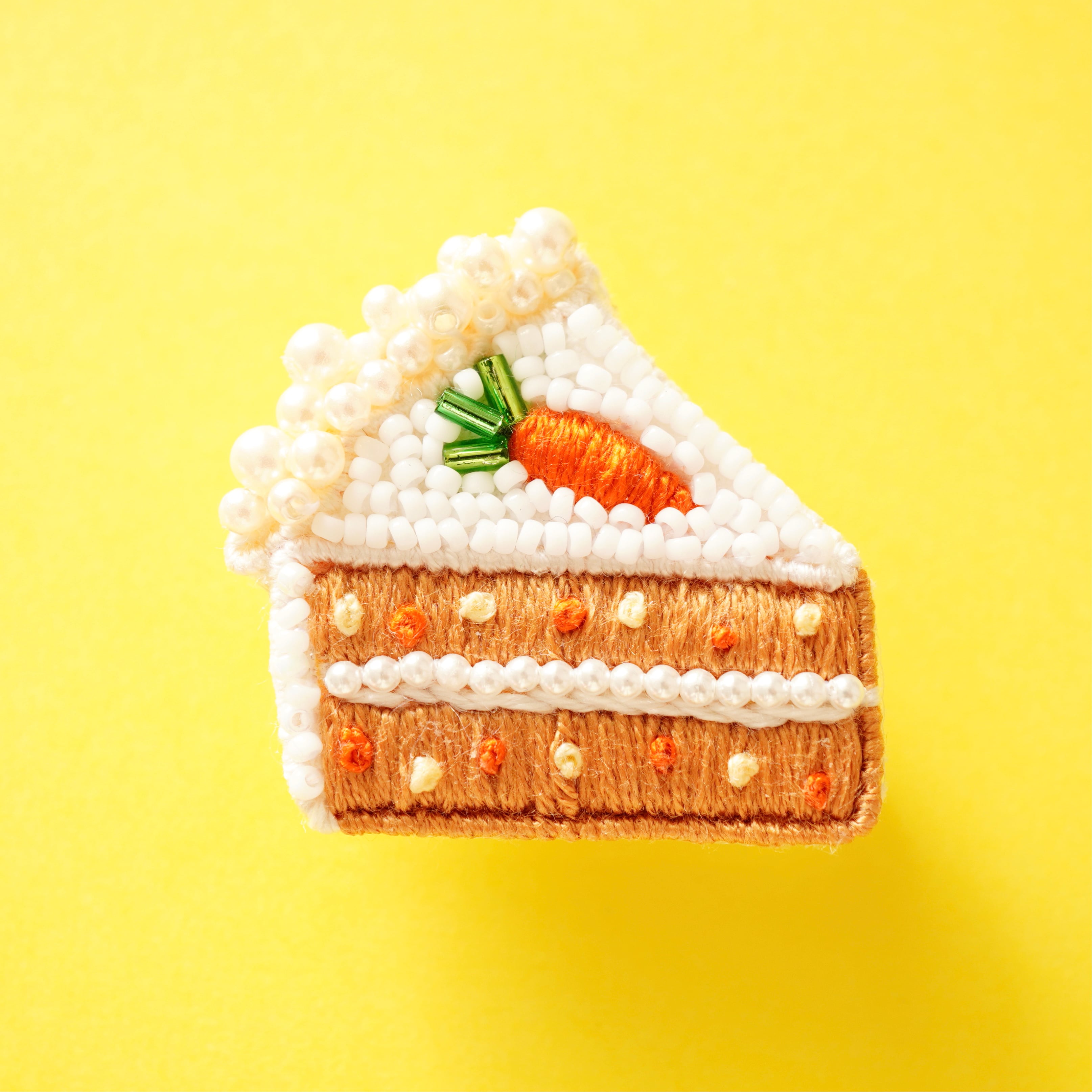 受注制作】キャロットケーキのブローチ ビーズ刺繍ブローチ | hamonihamoni