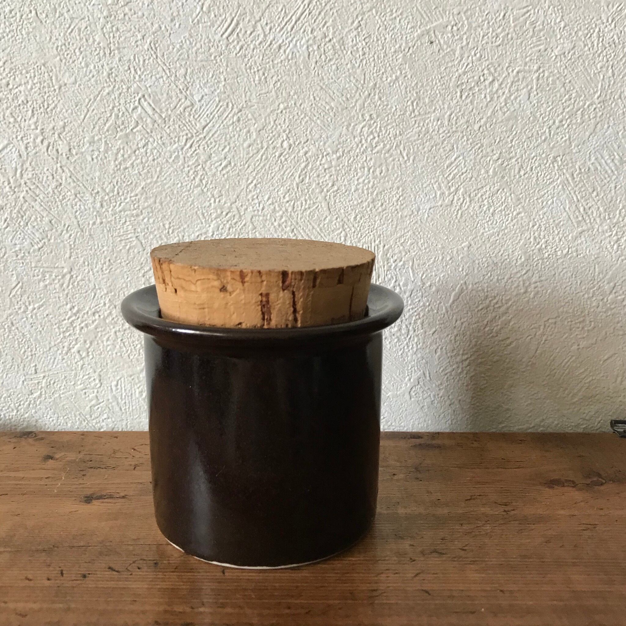 茶色いスパイスボトル