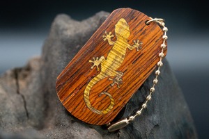 ※【 エスニックなローズウッド 】 ココボロ ドッグタグ 象嵌 木登りトカゲ