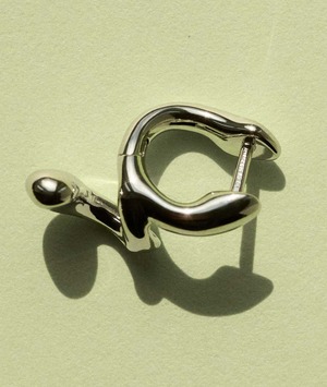 MARIA BLACK マリア・ブラック/ Coily Huggie Pierced Earring - Silver/ ピアス