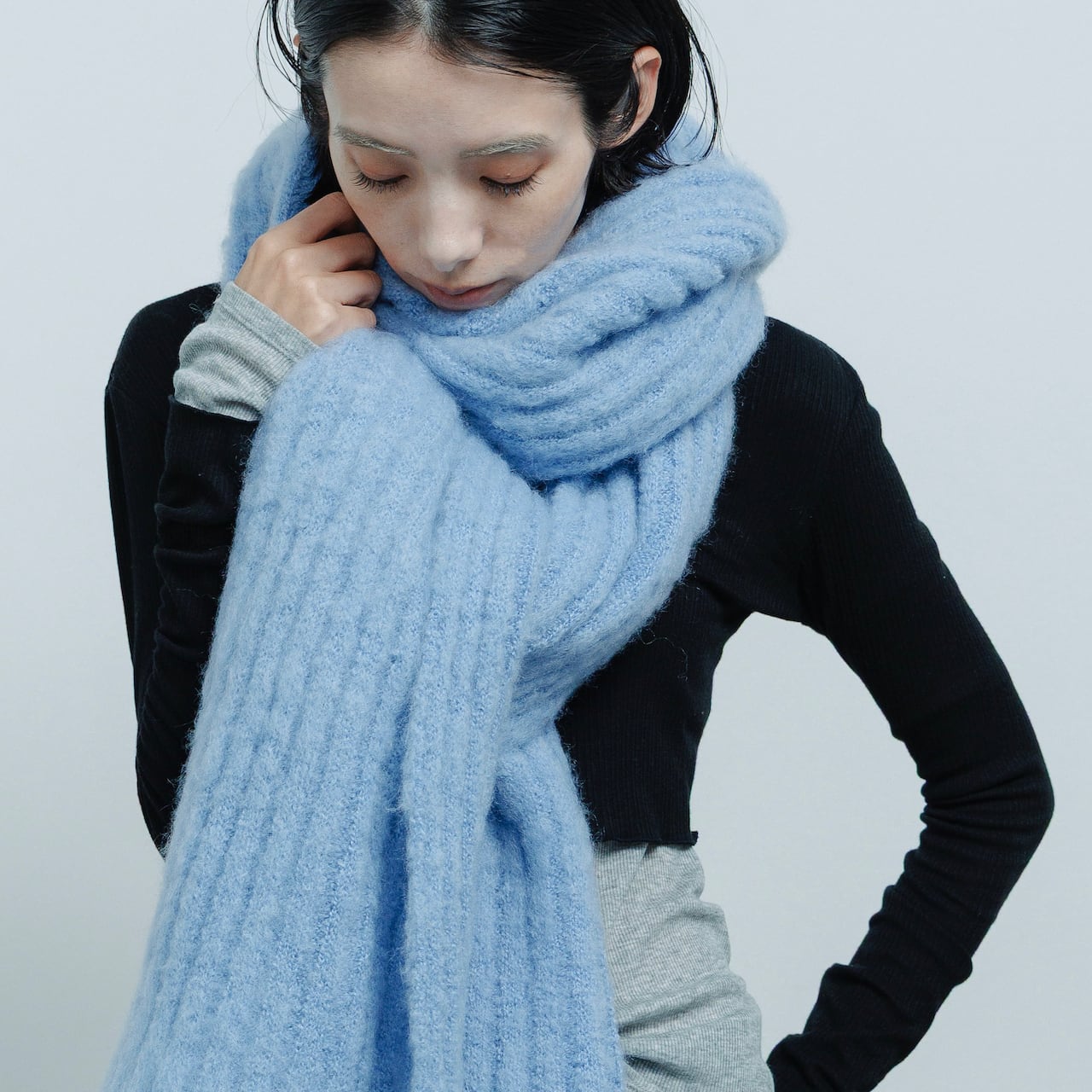 AO-83 long & volume mohair muffler / sky | akio