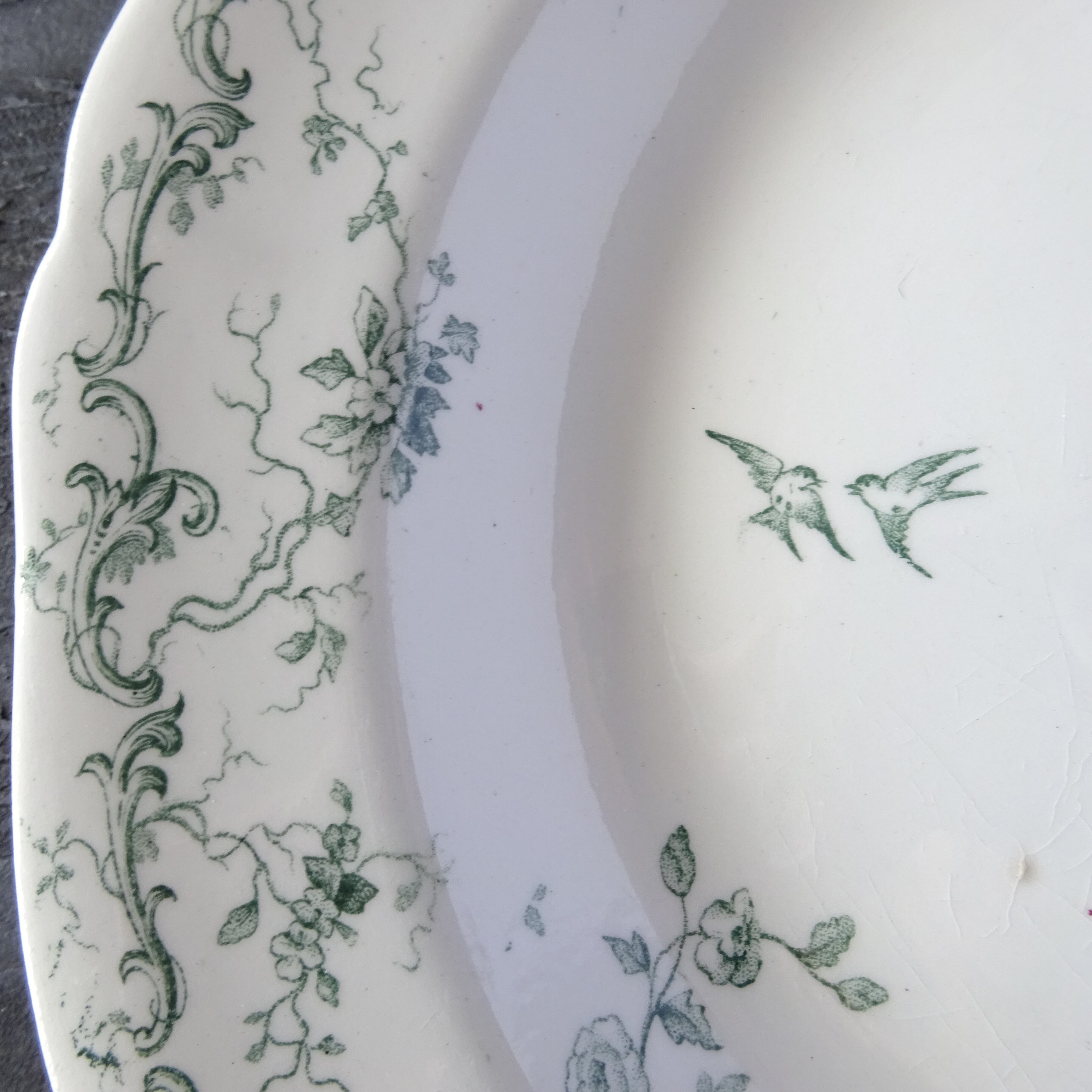 ☆TERRE de FER PORCELAINE OPAQUE DE GIEN modèle 《IDYLLE》 assiette demi creuse (A)