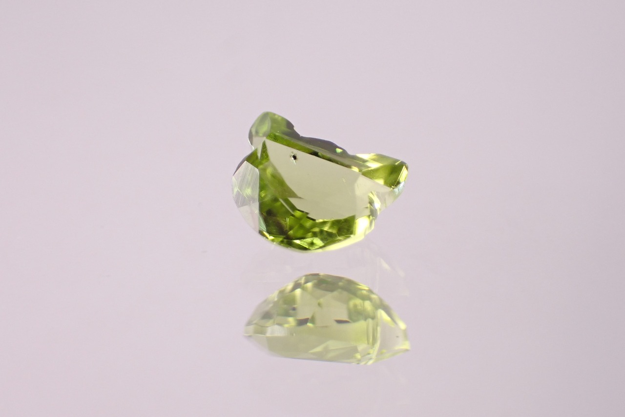ペリドット(猫カット)　0.85ct　[D2-423]