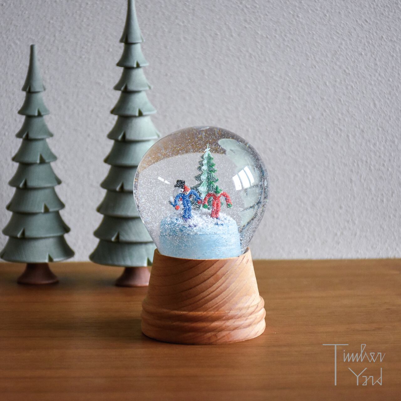 ONLINE限定】スノードーム / スキーヤーと雪だるま / 木製台座 / Φ8cm