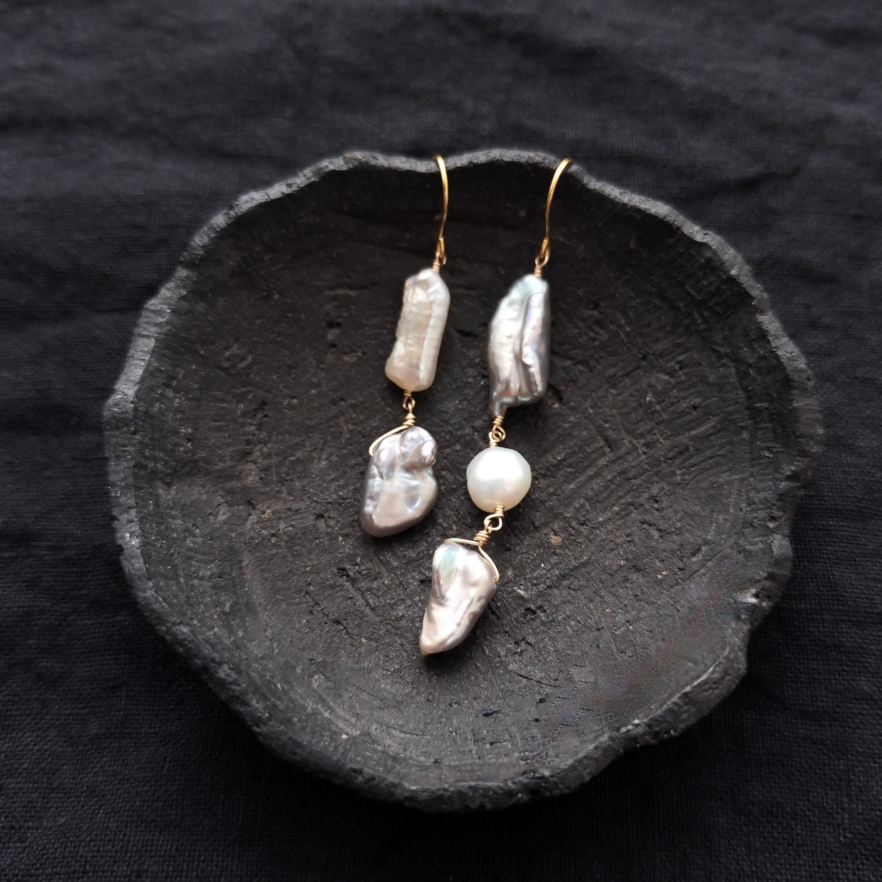 再入荷【K14gf】 Baby Baroque Pearl Asymmetry Earrings/ベビーバロックパール アシンメトリーピアス(Gray)
