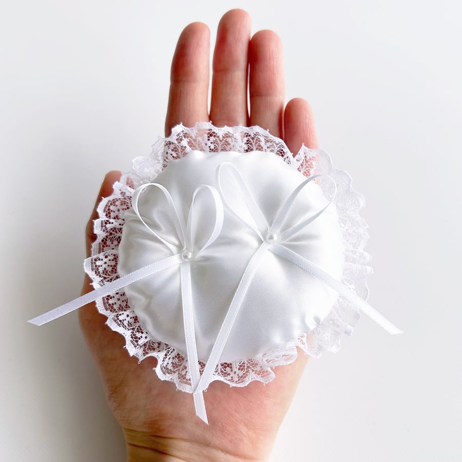 ラウンドのミニ リングピロー ホワイト完成品 直径約10cm（パール付きリングクッション）結婚式  幸せデリバリー（ギフト・結婚式アイテム・手芸用品の通販）