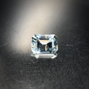 凍てつく青と爽やかな翠色 0.24ct 天然 アイスブルー サファイア