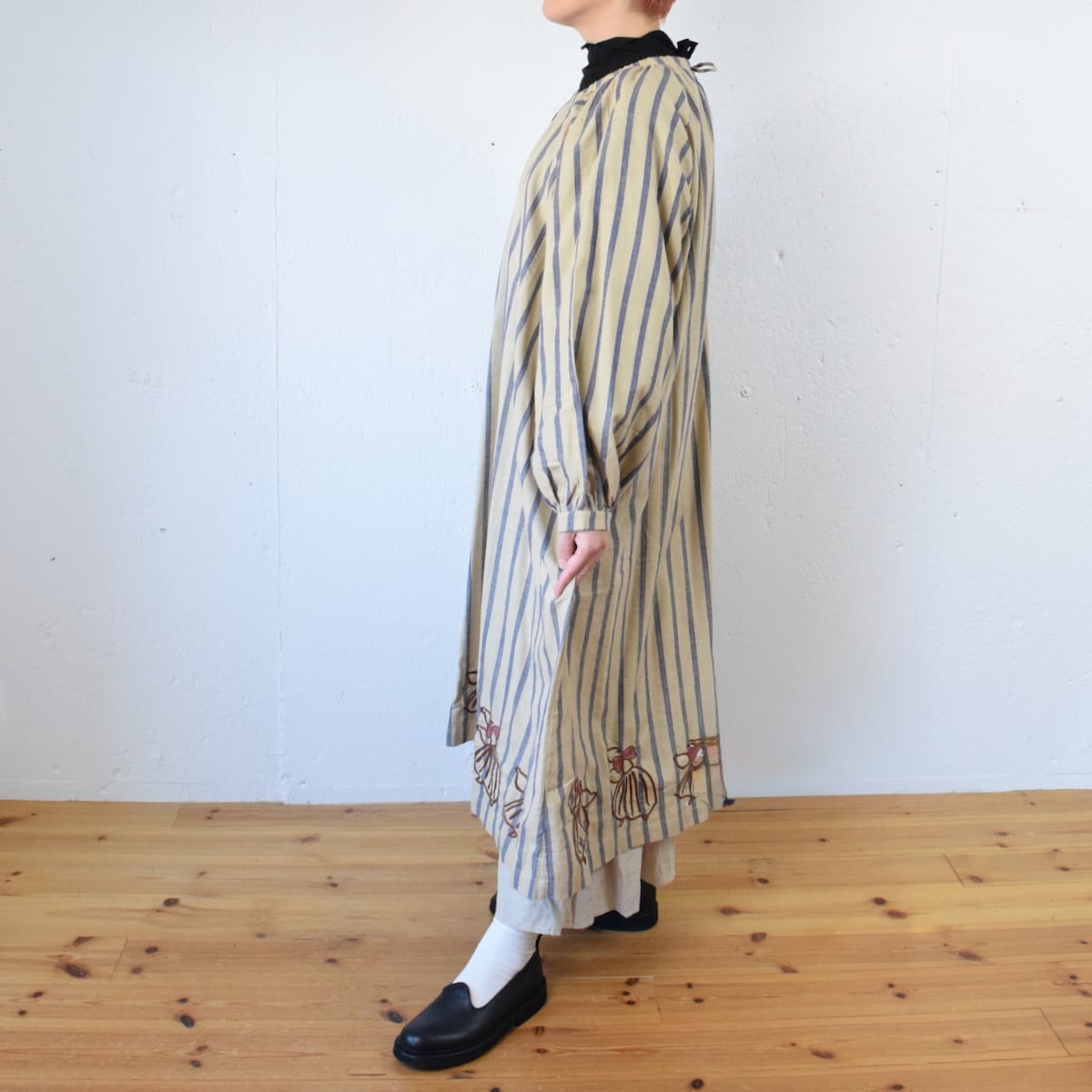 BUNON(ブノン) Hand Print & Dance Embroidery Back Ribbon Dress