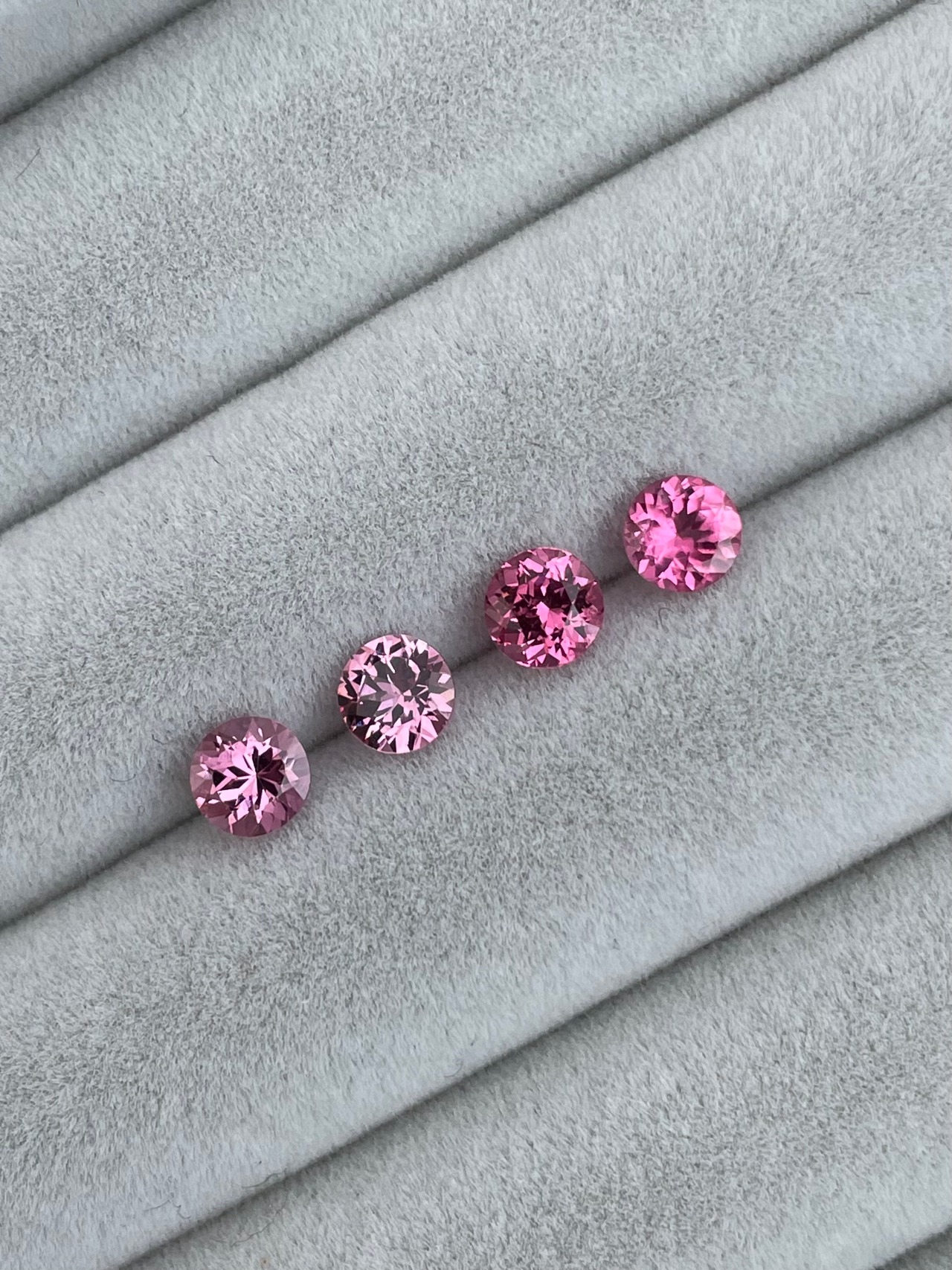 ピンクスピネル 4.6mm, 0.46ct, タンザニア産