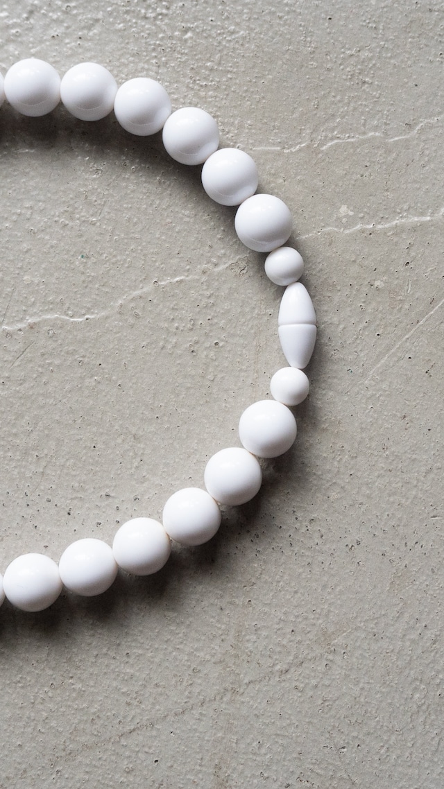 unknown used White synthetic resin ball necklace