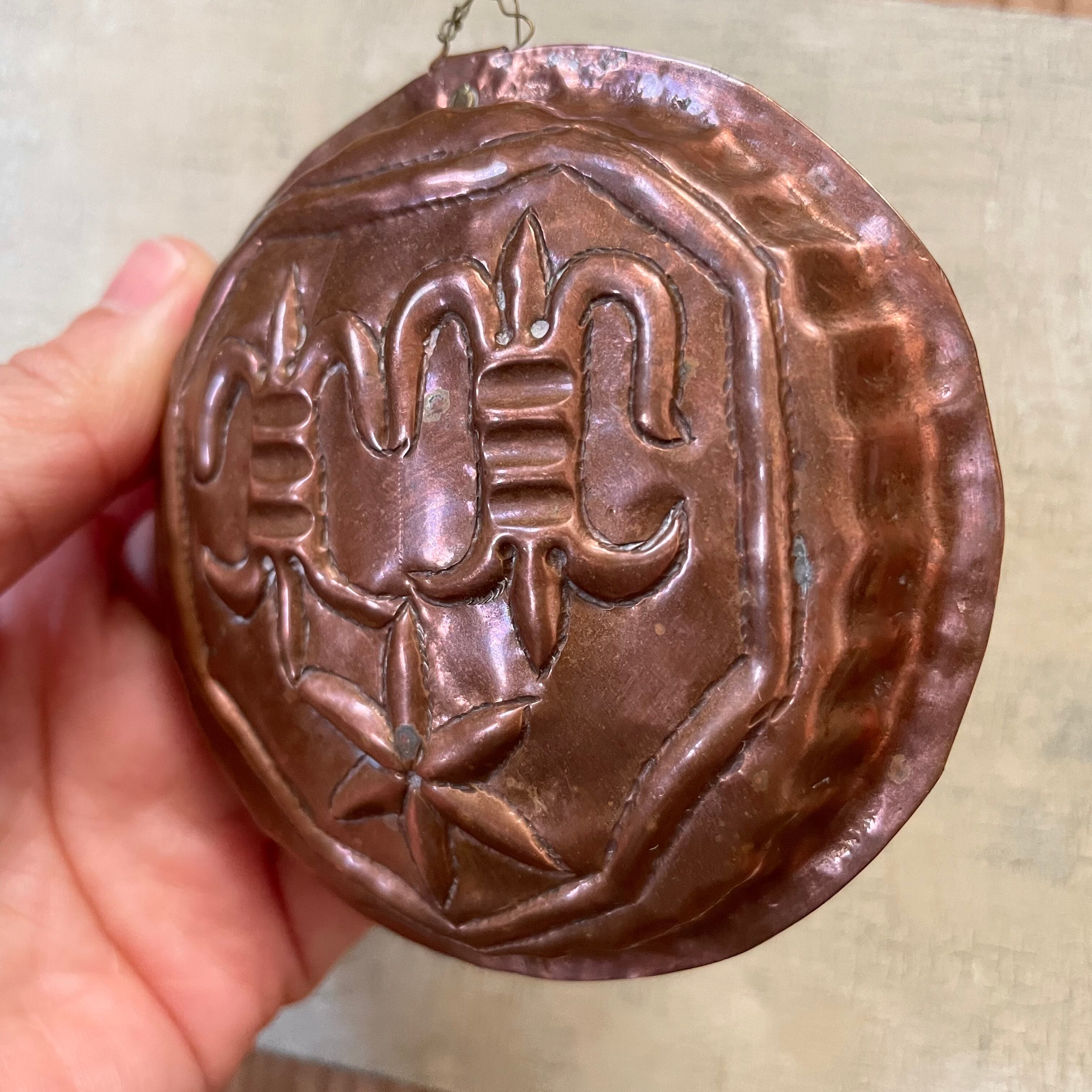 紋章のモールド風壁飾り | tsuitachi craft&brocante