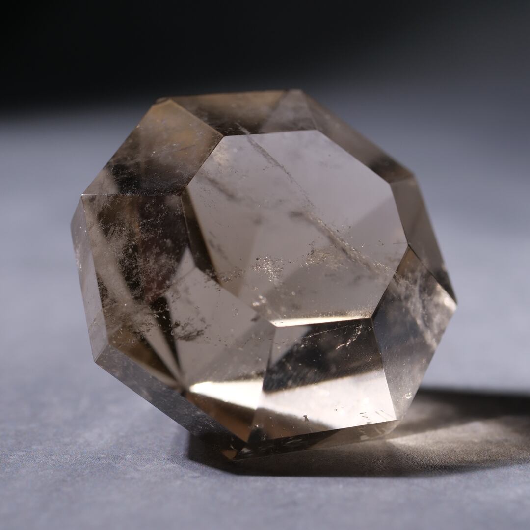 スモーキークォーツ【ダイアモンドカット】/ 彫刻 | ariife.公式