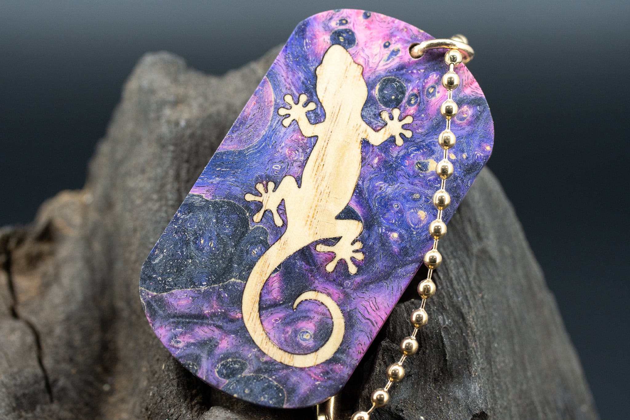 【カナダの象徴】 ハードメープル瘤 スタビライズウッド ドッグタグ 象嵌 木登りトカゲ