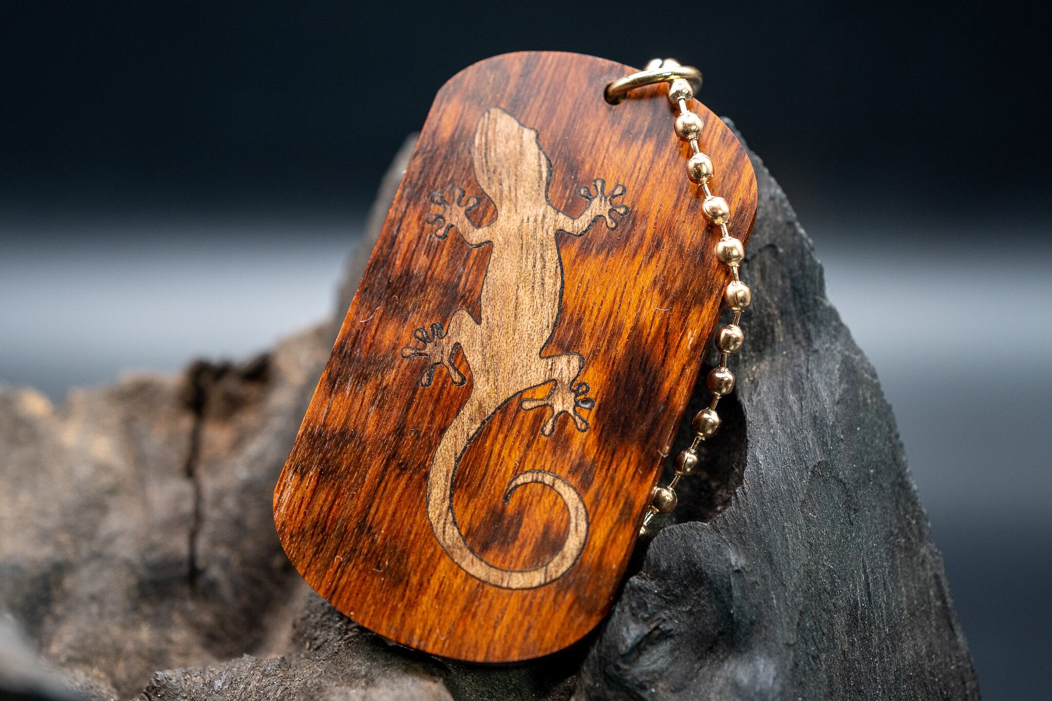 ※【 木のダイヤモンド 】スネークウッド ドッグタグ 象嵌 木登りトカゲ