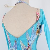 社交ダンス 衣装 スタンダードドレス ドレス ワンピース スタンダード フロート フリル ベロア 水色 デモ 競技 ダンス パーティ 発表会 レース 豪華 綺麗 ブルー系 フロア映え スカート 重ね フワフワ 舞う エレガント 女性用 競技用ダンス衣装 発表会衣装 おしゃれ パーティードレス ステージ衣装