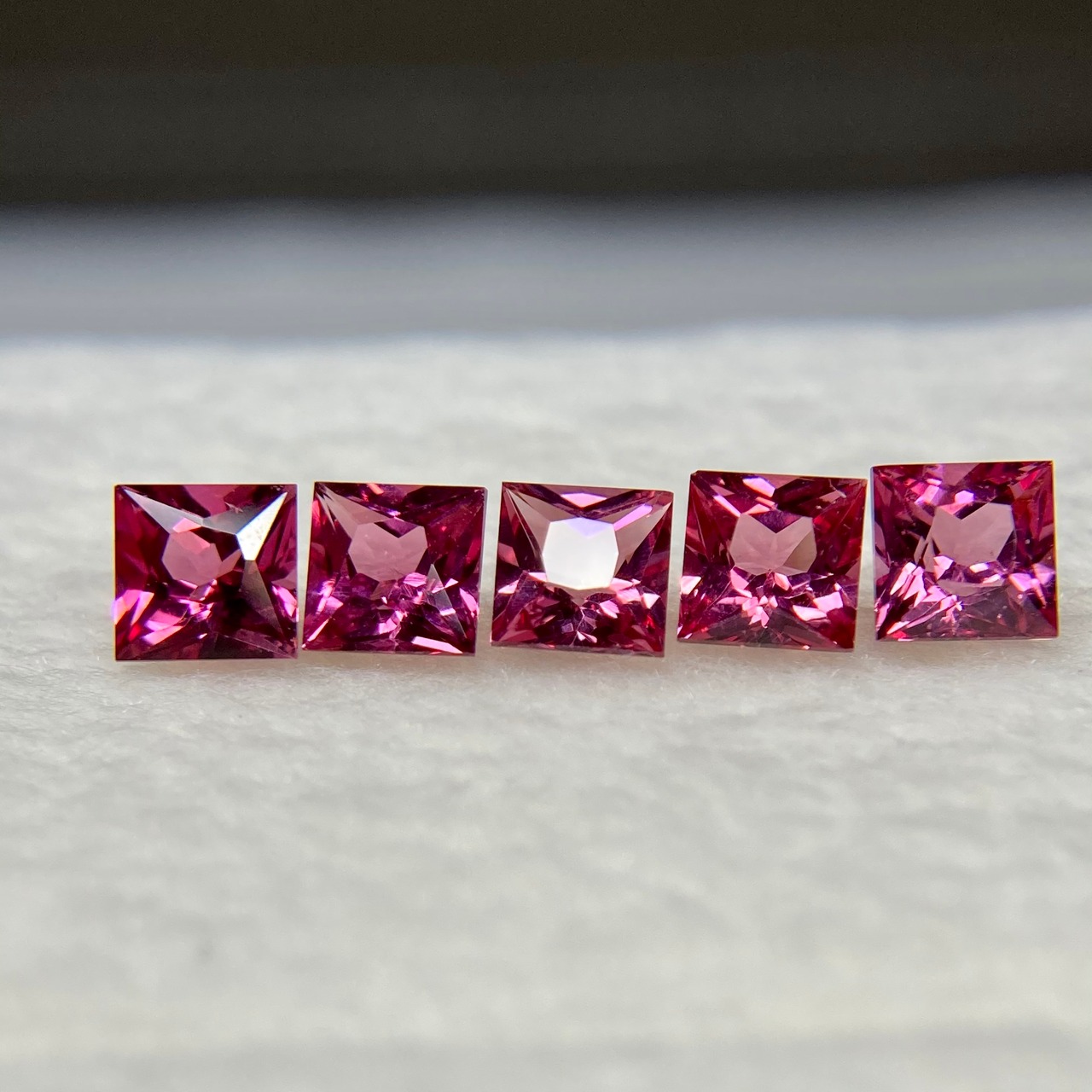 プリンセスなスピネル 3.5mm*3.5mm 濃いめ　※選べません