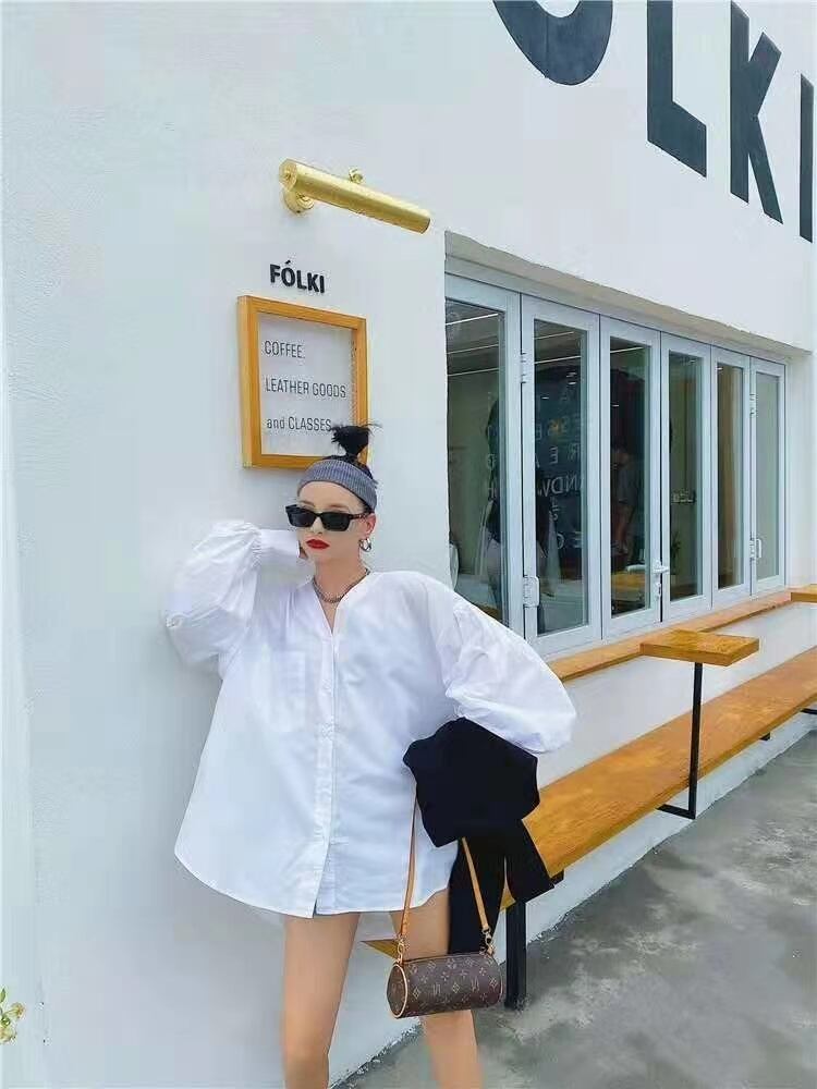 パフスリーブ　Vネックシャツ　AJ22263-B07