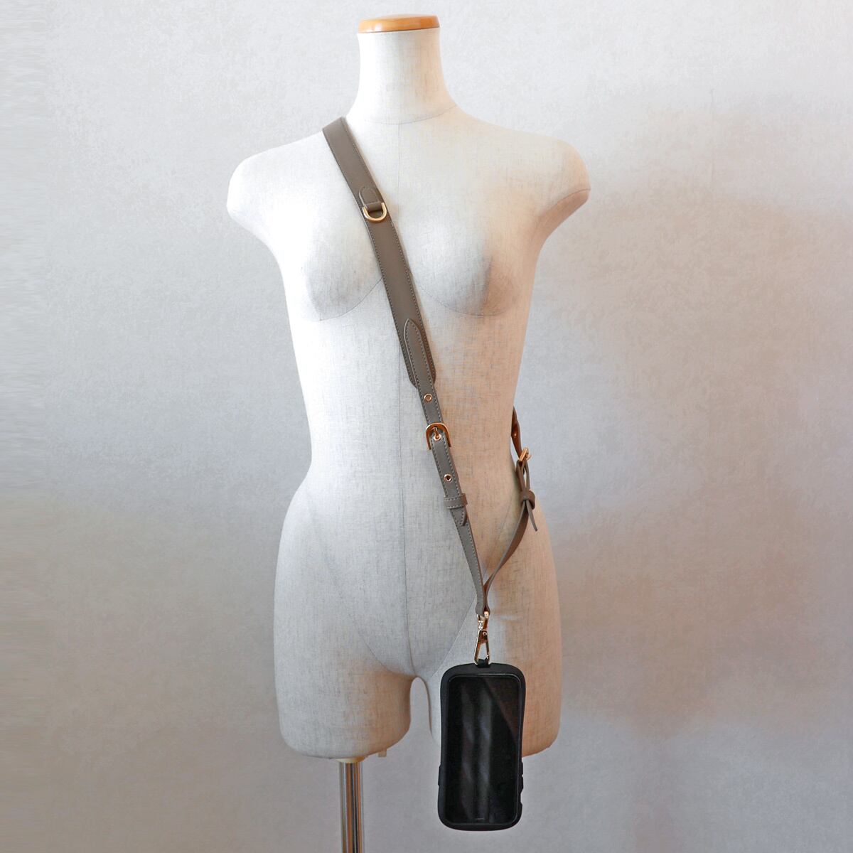 【営業日15:00迄のご注文は当日発送可能】VIOLAd'ORO (ヴィオラドーロ) イタリアンレザー スマートフォンストラップ