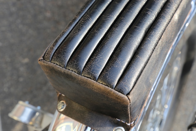 【抽選販売】クラックレザー : 60sトラディション ピリオンパッド［縦タック&ロール］(CBW02)