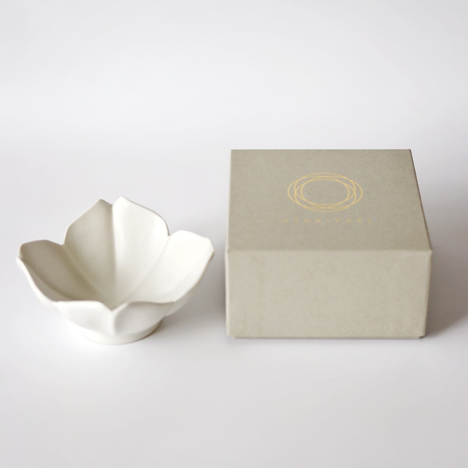 臼杵焼 稜花四弁小鉢 | Floraison Table フロレゾンテーブル