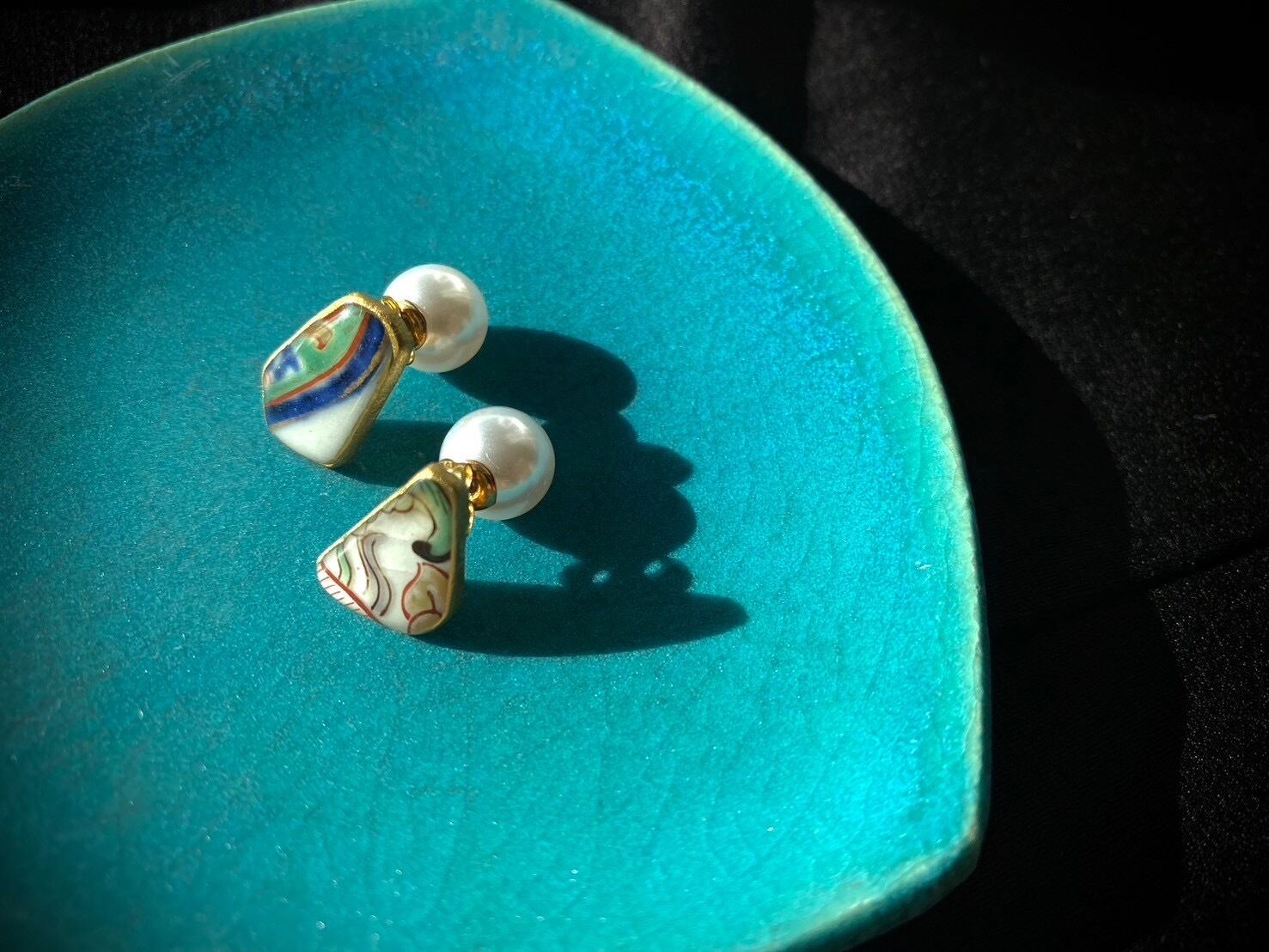 九谷焼上絵五彩と染付の陶片ピアス(青)