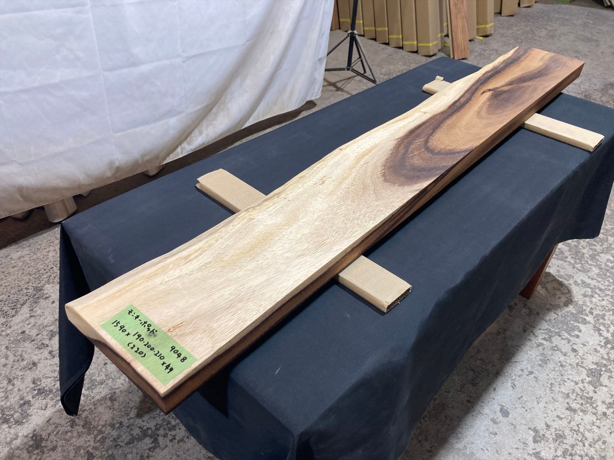 モンキーポッド9048 一枚板無垢 乾燥材 1590x190-200-210x49mm