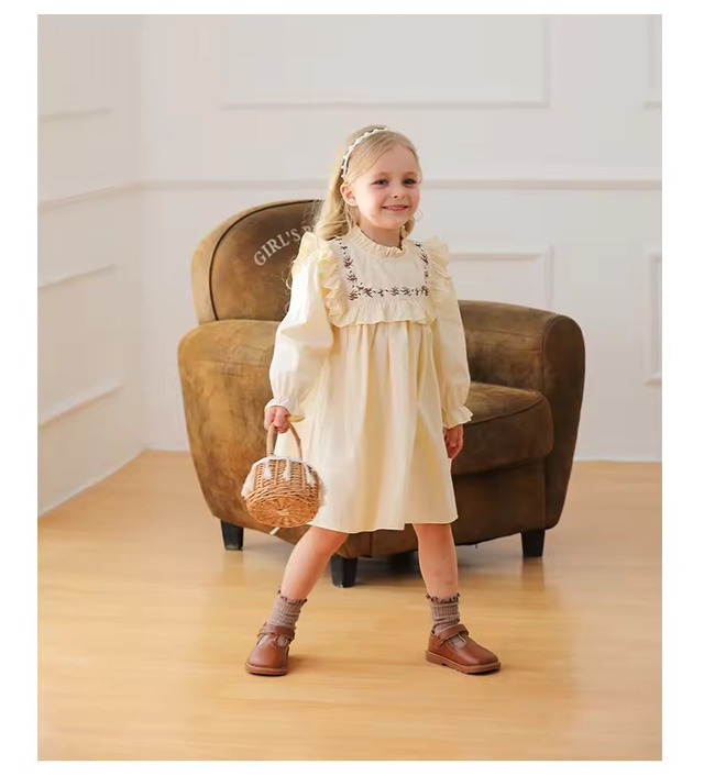 【取寄】フリルたっぷりな刺繍入りワンピース