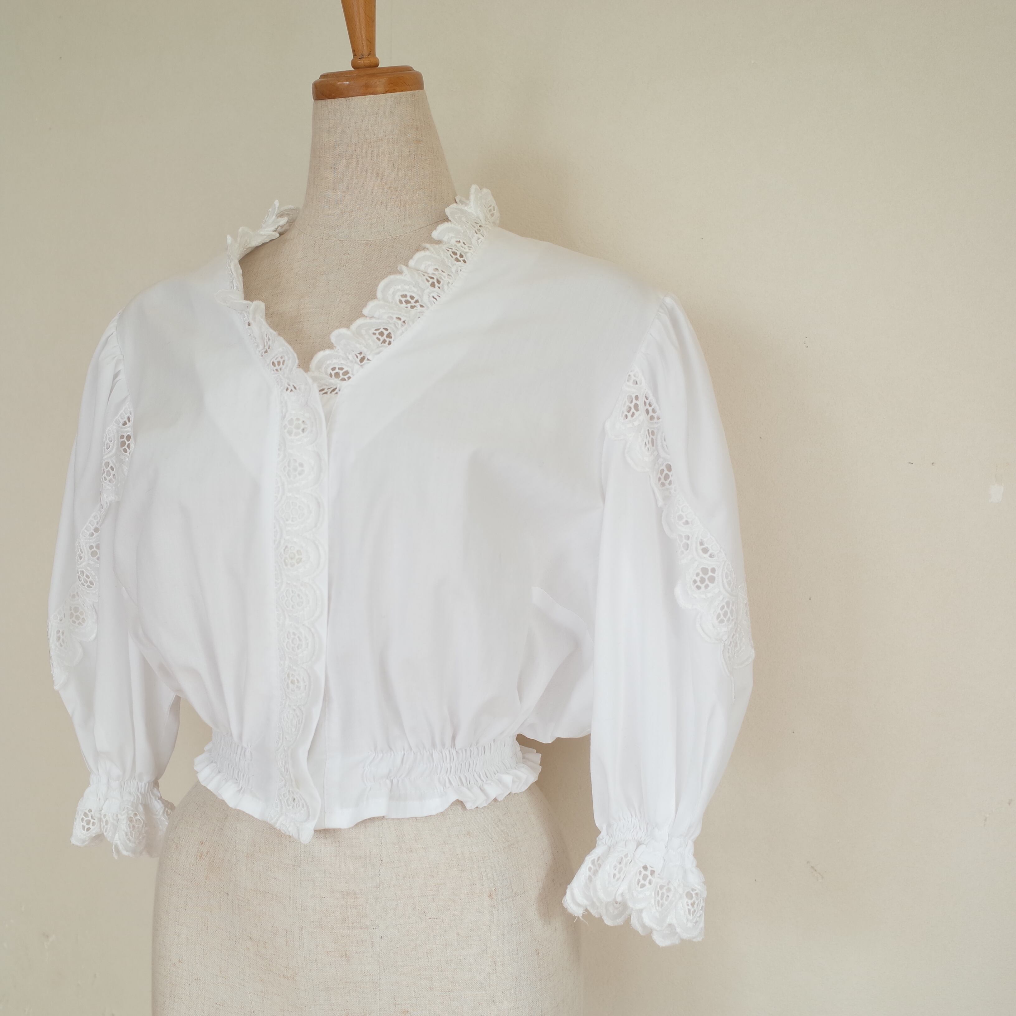 Frill lace short blouse