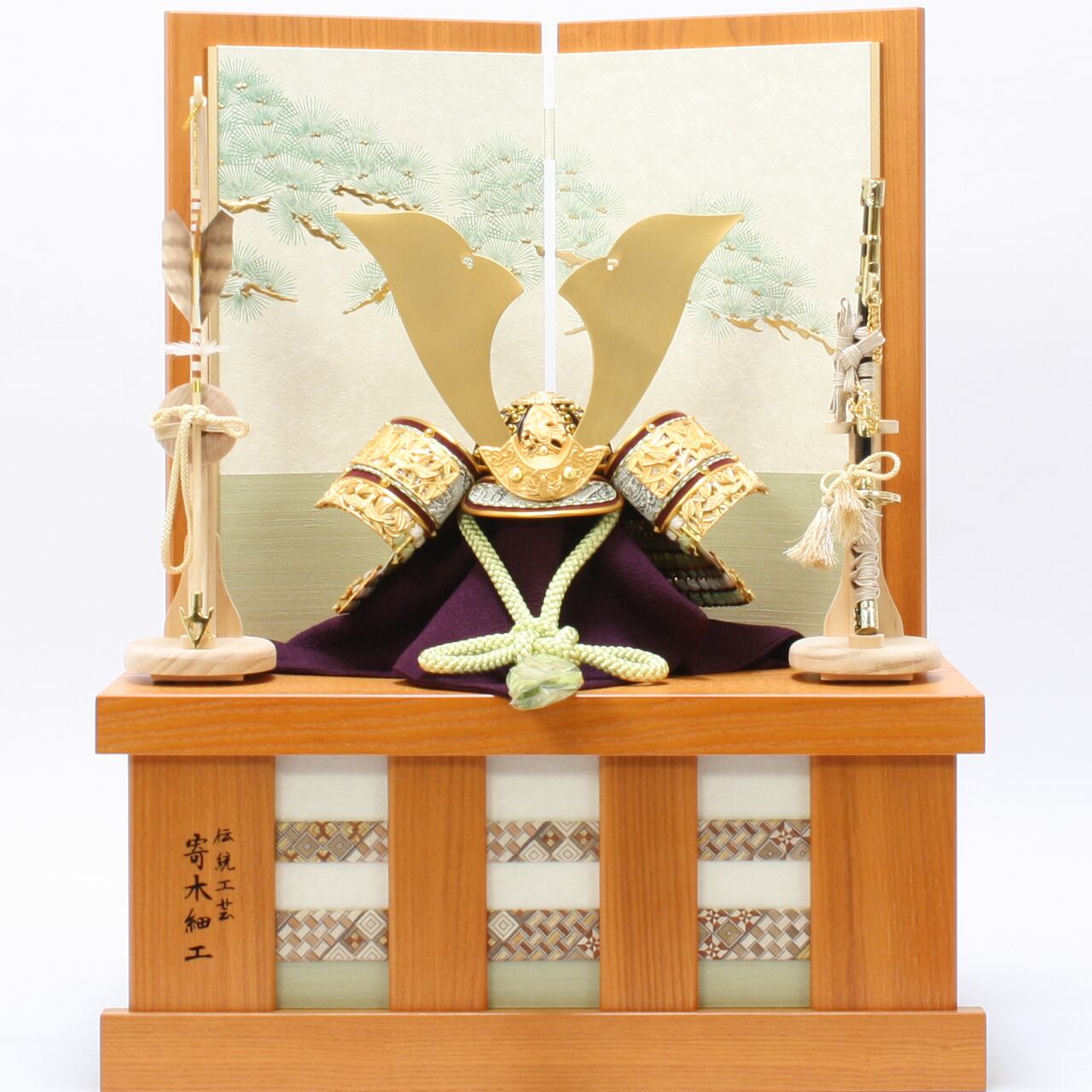 五月人形|コンパクト|おしゃれ|モダン|インテリア|プレミアム|こだわり|おすすめ|収納|《商品名》兜飾り 10号純金箔押兜 竹雀 緑糸 大鍬 収納タイプ【商品コード50810-0111 10号純金箔押兜 竹雀 緑糸 大鍬 52215-2214 5-22-14 台屛風セット 収納ハニーB 寄木細工 52410-0101 弓太刀10号清流】