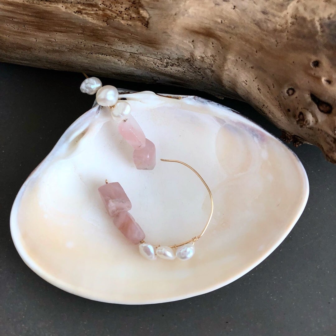 ローズクォーツとケシパールのピアス