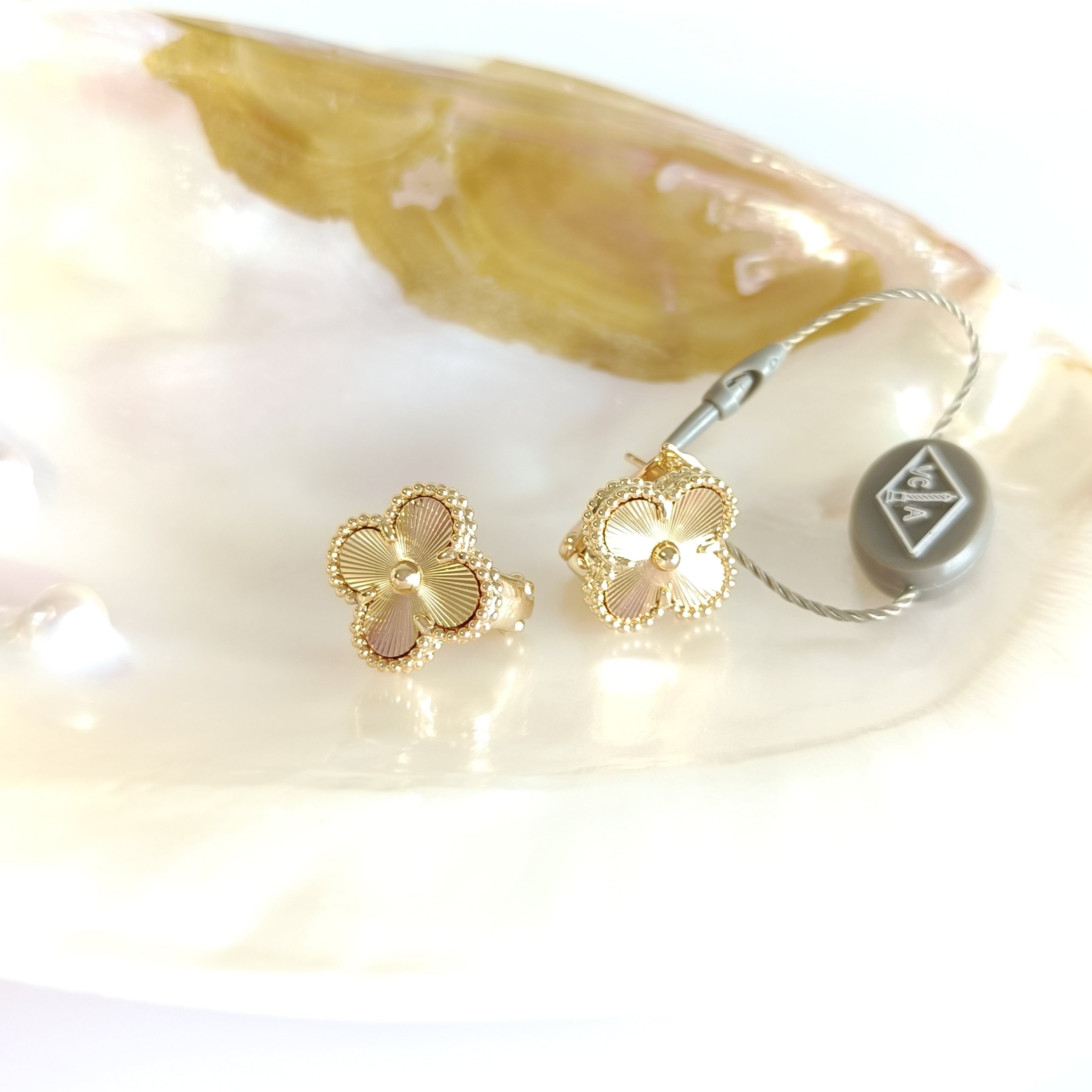 ギヨシェ イエローゴールド クローバーピアス 15mm | olive&caty